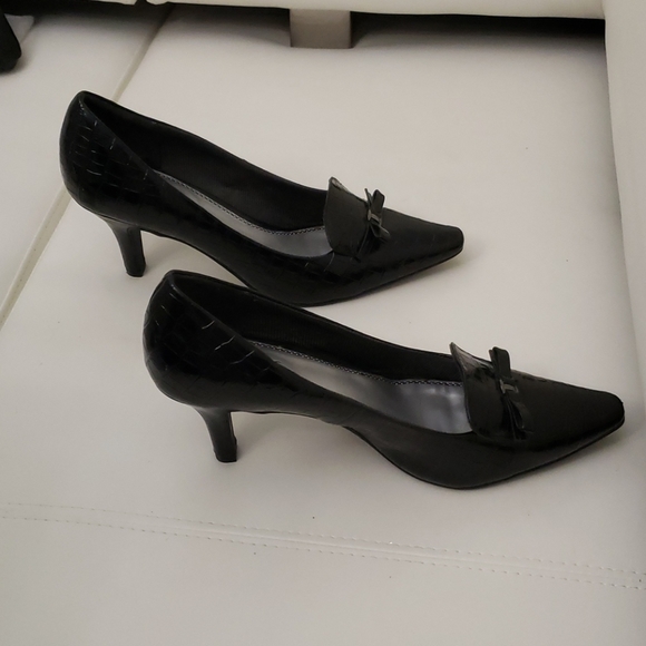 Life Stride Embossed Bowed Pointy Toe Pump BLK 10M - Picture 4 of 7